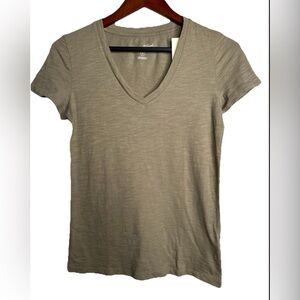 Universal Thread T-Shirt Women  Short Sleeve V Neck Basic Tee choose size